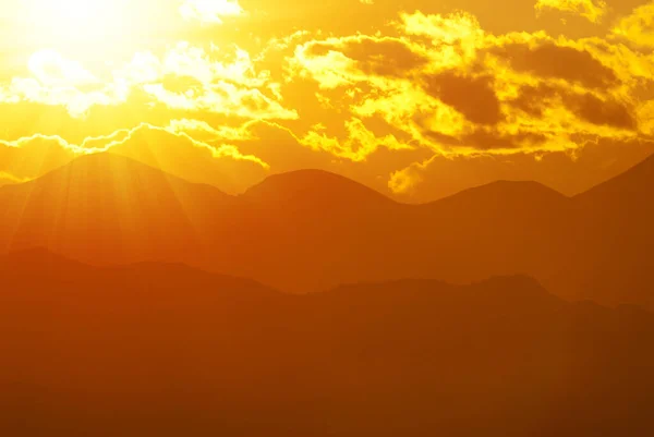 日落时阳光灿烂的一天热浪夏令全球暖化的概念 — 图库照片