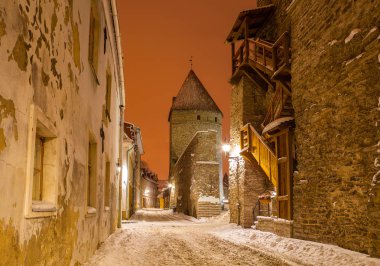 Ortaçağ kule ve sokaklarında eski Tallinn, Estonya
