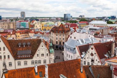 Tallinn, Estonya - 7 Temmuz 2015. Kırmızı çatılar, sokakları ve eski şehrin iş binalar döşenir