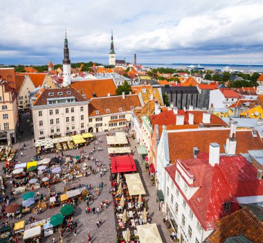 Tallinn, Estonya - 7 Temmuz 2015. Tallinn Town Hall Square adlı ulusal yaz tatili Estonya ustalar