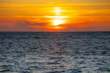 Yaz Baltık Denizi boyunca turuncu günbatımı