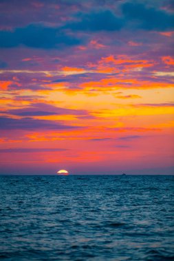 Yaz Baltık Denizi boyunca dramatik günbatımı