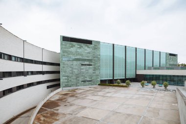 Modern Sanat Müzesi mimari - Kumu, Tallinn, Estonya. Ziyaretçiler için giriş