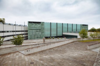 Modern Sanat Müzesi mimari - Kumu, Tallinn, Estonya. Ziyaretçiler için giriş