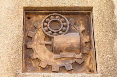 Dişliler ve terk edilmiş SSCB fabrikasında motor amblemi