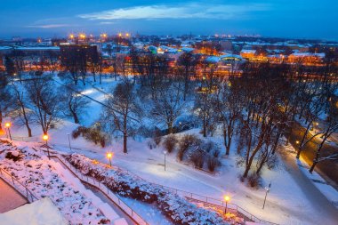 Şehir Parkı yakınındaki eski Tallinn şehir karlı kış akşam