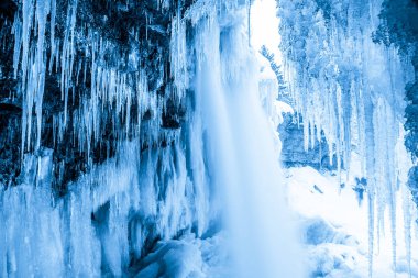 Buz Mağarası donmuş şelale Jagala, Estonya