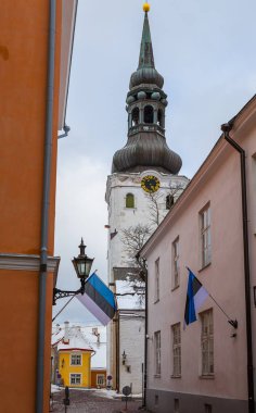 Edildi kilise ve Estonya bayrakları ile sokak görünümü. Tallinn. Estonya