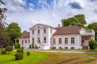 Manor house, Saaramaa Adası, Estonya. Yaz güneşli gün