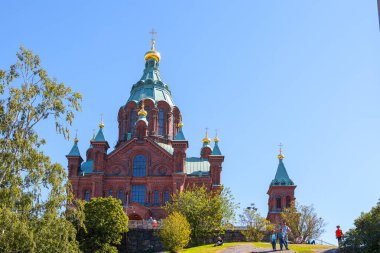Helsinki, Finlandiya - 16 Ağustos 2015. Uspenski Katedrali'ne yaz güneşli gün, tepede. Kırmızı kilise - turizm Fin sermayesi