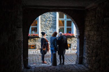 Tallinn, Estonya - 20 Kasım 2015 - turistler tarafından yürüyüş sokak eski şehrin dar