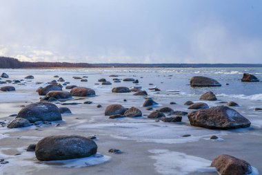 Kış Baltık Denizi kıyısında Lahemaa Ulusal Park, Estonya taşlarla