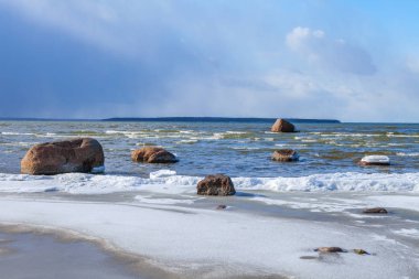 Kış Baltık Denizi kıyısında Lahemaa Ulusal Park, Estonya taşlarla