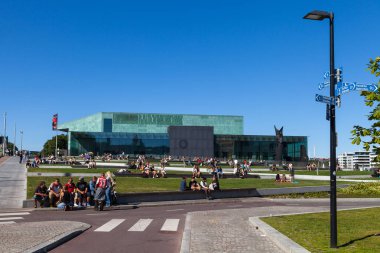 Helsinki, Finlandiya - 20 Ağustos 2015. İnsanlar rahatlatıcı güneşli yaz günü şehir Park