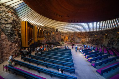 Helsinki, Finlandiya - 01 Ağustos 2015. Helsinki şehir, Finlandiya Merkezi Temple Square kilisenin iç.