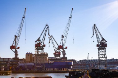 Liman Vinçler de deniz bağlantı noktası Helsinki, Finlandiya. 