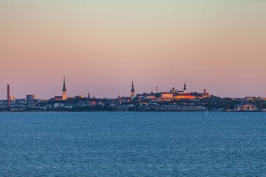 harika akşam doğal yaz panorama Tallinn, Estonya