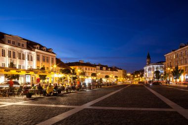 Vilnius, Litvanya - 20 Ağustos 2015. Eski Avrupa şehir gece hayatı.