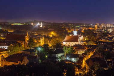 Vilnius şehir gece havadan görünümü - Litvanya büyük kuş gözü tarafından