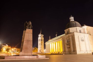 Katedral Meydanı, Vilnius, Litvanya'nın başkenti gecede