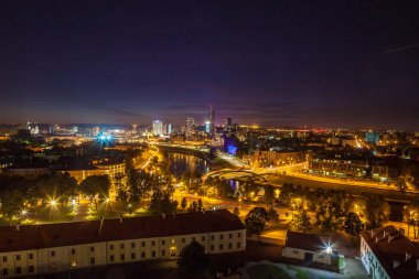 Vilnius şehir gece havadan görünümü - Litvanya büyük kuş gözü tarafından