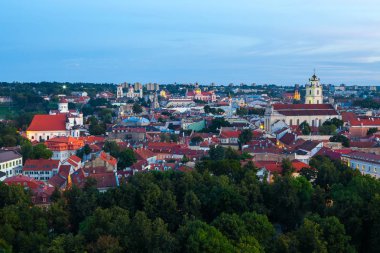 Şafak Castle Tower eski şehir Vilnius yaz panoraması