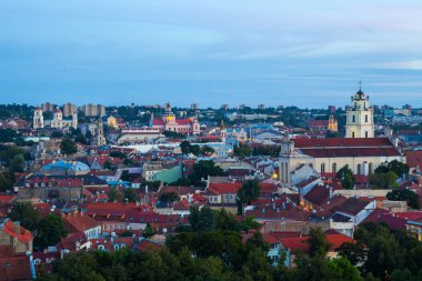 Şafak Castle Tower eski şehir Vilnius yaz panoraması