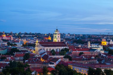 Şafak Castle Tower eski şehir Vilnius yaz panoraması