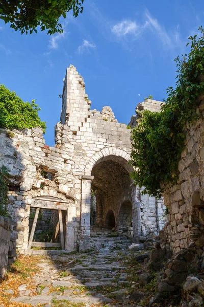 Gator i ruinerna av gamla staden Bar, Montenegro — Stockfoto