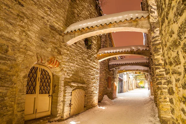 St. Catherine 's Passage - a small historic street in Tallinn, Estonia — стоковое фото