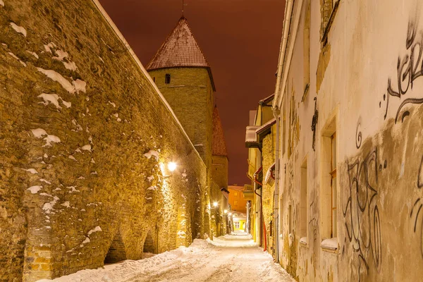 Torri medievali e strade dell'antica Tallinn, Estonia — Foto Stock