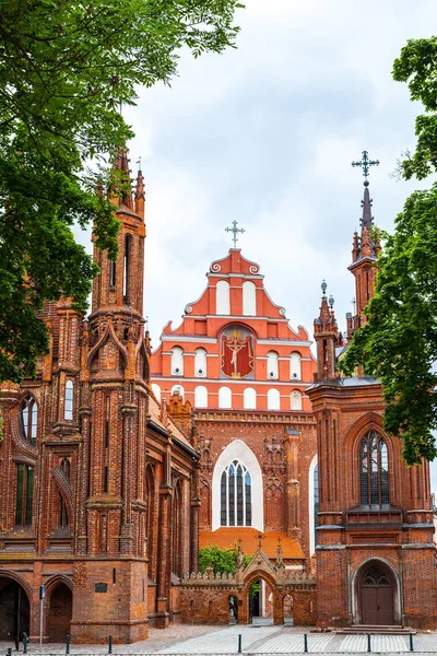 Igreja de Santa Ana e igreja da Bernardina em Vilnius, Lituânia — Fotografia de Stock