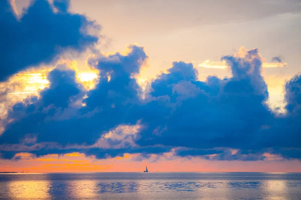 Fantastisk himmel og vann ved solnedgang over Østersjøen, Tallinn, Estland – stockfoto