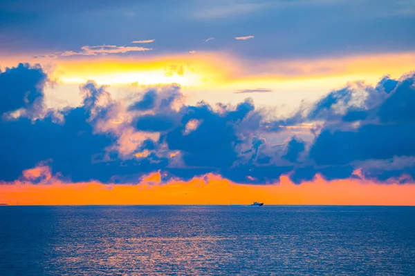 Céu e água incríveis ao pôr-do-sol sobre o mar Báltico, Tallinn, Estónia — Fotografia de Stock