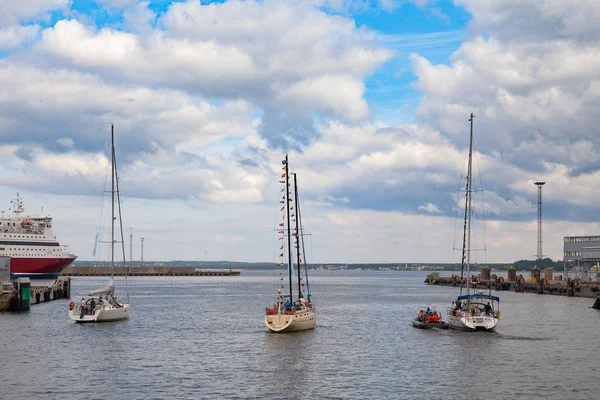 Yachts nära gamla hamnen i Östersjön, Tallinn, Estland — Stockfoto