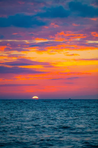 Dramatische zonsondergang in de zomer over de Baltische Zee — Stockfoto