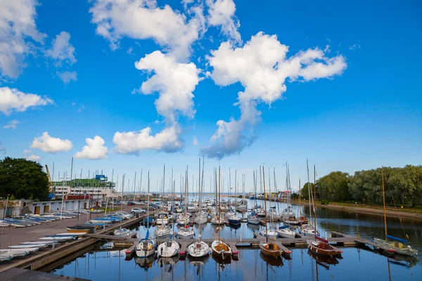 Vackra port för lyxiga yachter i sommarsolen strålar. Solnedgång vid hamnen för fritidsbåtar. Yacht club — Stockfoto