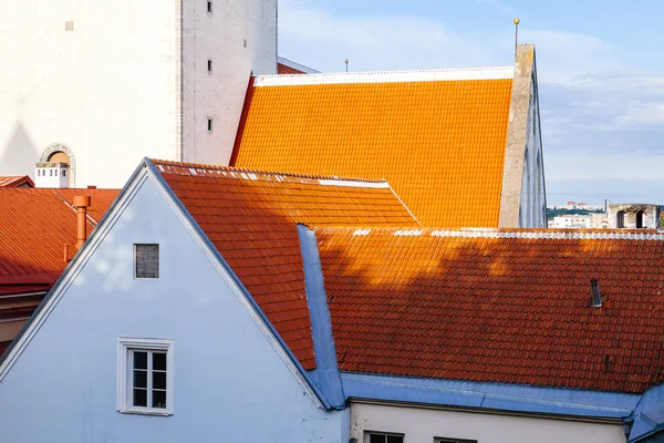 Старый город Таллинна. Дома с красной черепицей — стоковое фото