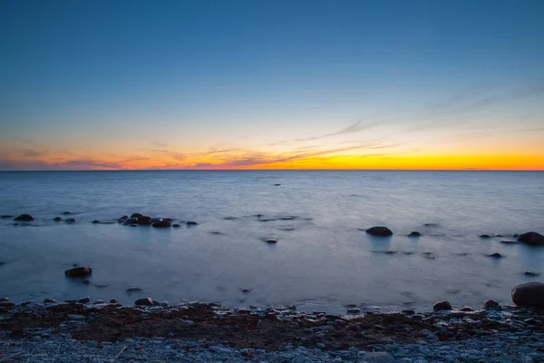 Soluppgång på Östersjön. Estniska ön klippiga kust — Stockfoto
