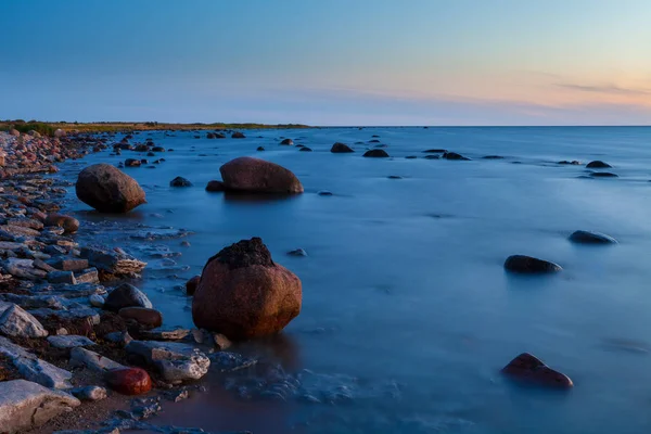 Zonsopgang op de Oostzee. Rotsachtige kust van Estse eiland — Stockfoto