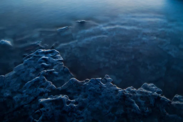 Lugn steniga stranden av Östersjön på natten, månskenet. Lång exponering skott. — Stockfoto