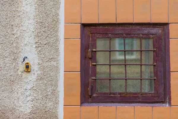 Verlaten van bulding venster met keramische tegels in de stijl van de Sovjet-Unie — Stockfoto