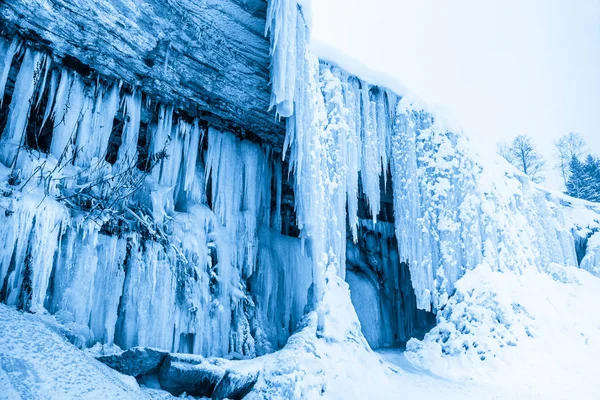 Jégbarlang, fagyasztott vízesés Jagala, Észtország — Stock Fotó