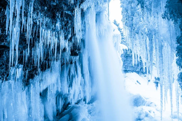 Buz Mağarası donmuş şelale Jagala, Estonya