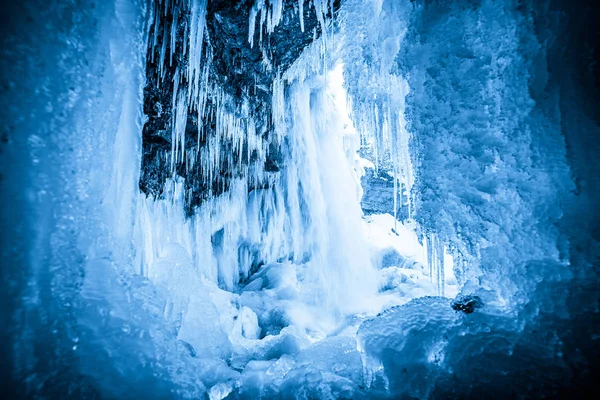 Eishöhle in gefrorenem Wasserfall Jagala, Estland — Stockfoto