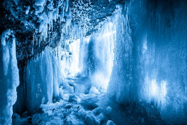 Ледовая пещера в замерзшем водопаде Ягала, Эстония — стоковое фото