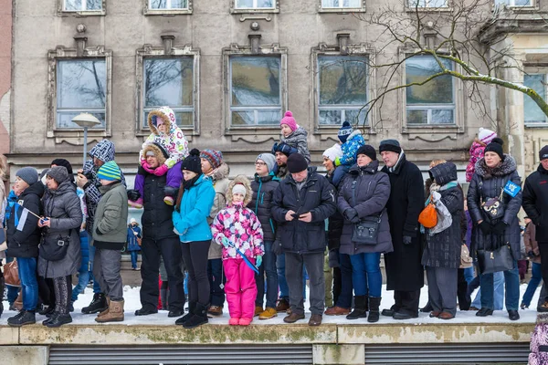 TALLINN, ESTONIA - 24 de febrero de 2016: Celebración del Día de la Independencia y desfile de las Fuerzas de Defensa en la Plaza de la Libertad en Tallin, Estonia. Los estonios se reúnen con las vacaciones — Foto de Stock