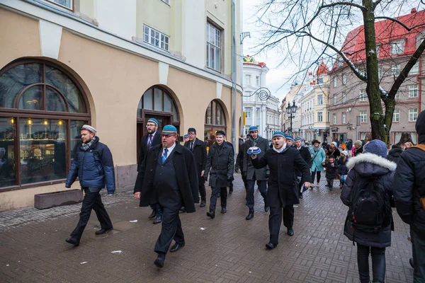 TALLINN, ESTONIA - 24 de febrero de 2016: Celebración del Día de la Independencia y desfile de las Fuerzas de Defensa en la Plaza de la Libertad en Tallin, Estonia. Los estonios se reúnen con las vacaciones — Foto de Stock