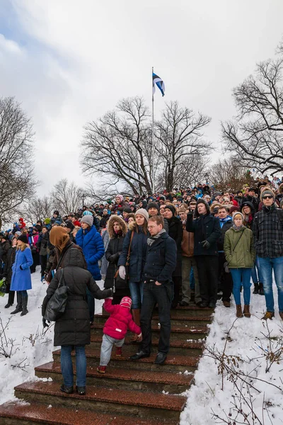 TALLINN, ESTONIA - 24 de febrero de 2016: Celebración del Día de la Independencia y desfile de las Fuerzas de Defensa en la Plaza de la Libertad en Tallin, Estonia. Los estonios se reúnen con las vacaciones — Foto de Stock