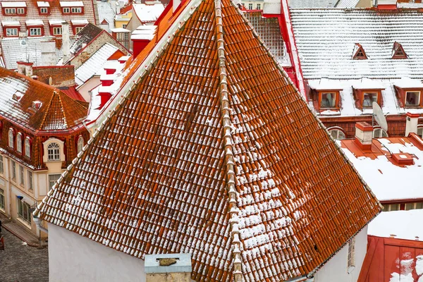 Torri rosse del centro storico in inverno. Tallinn, Estonia — Foto Stock